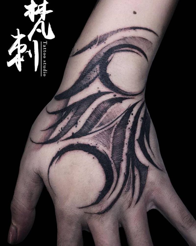 邹其含做的暗花体纹身图片_手部纹身图案
