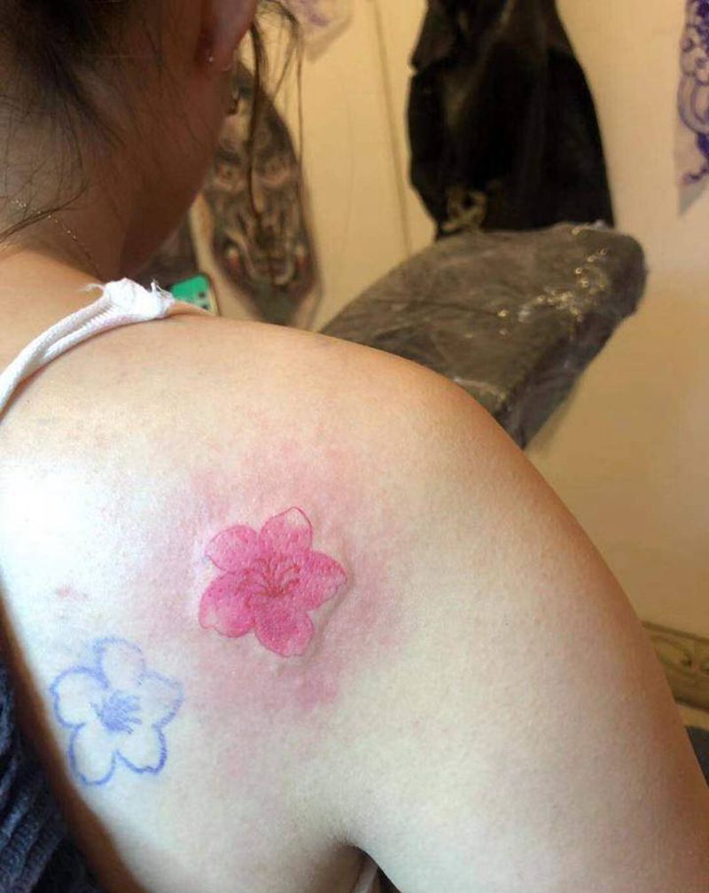 樱花纹身图片_肩部水彩纹身图案