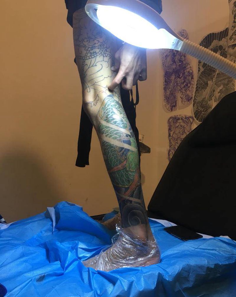 花腿纹身图片_腿部老传统龙纹身图案