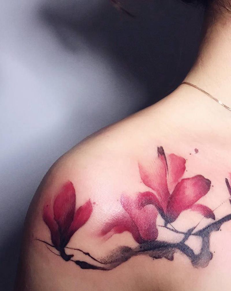 暗藏了一个卓字的玉兰花纹身图片_肩部纹身图案