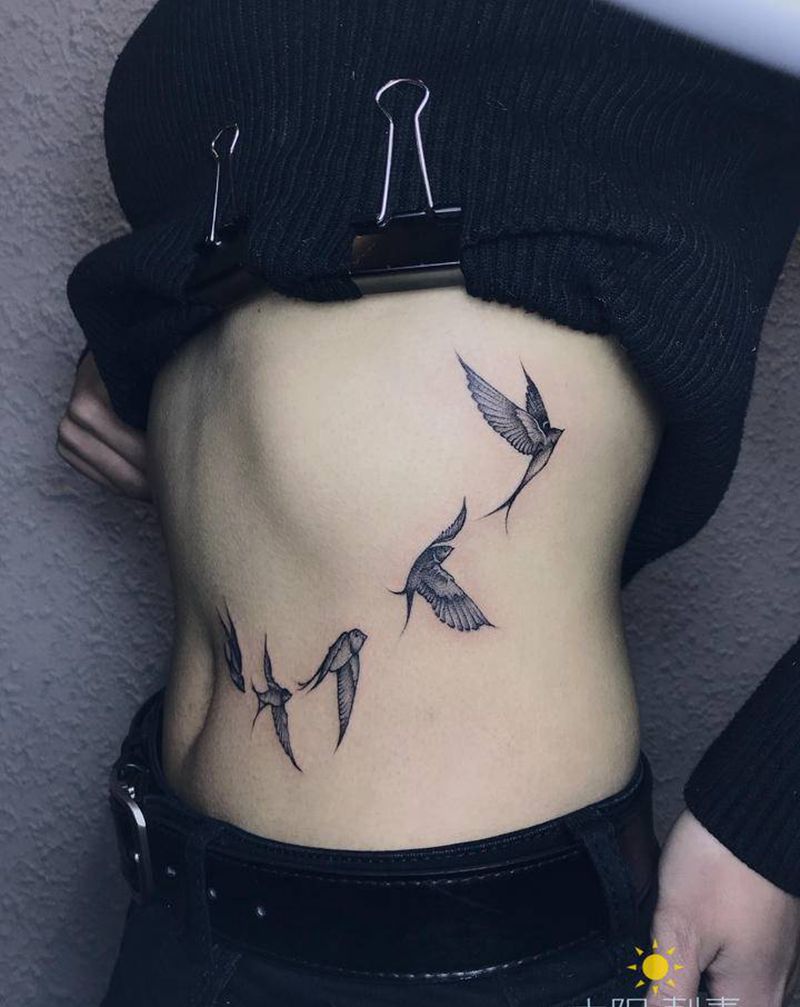 小燕子纹身图片_腹部纹身图案