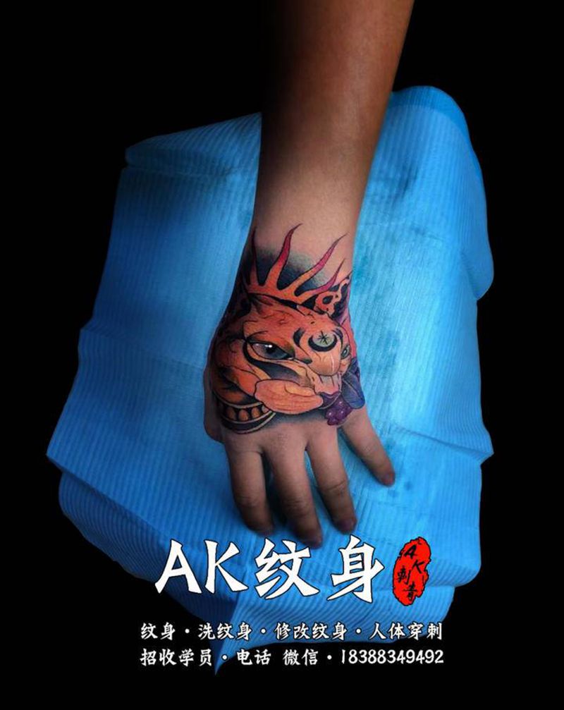 斯芬克斯猫手背纹身图片_手部新传统老传统纹身图案