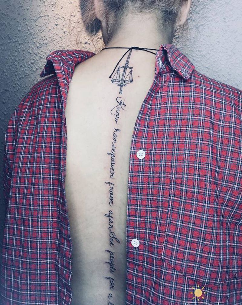 小字母纹身图片_背部纹身图案