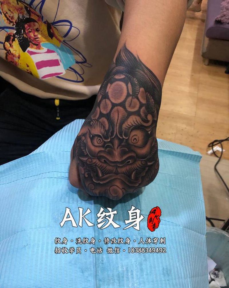 黑灰唐狮手背纹身图片_手部新传统老传统纹身图案