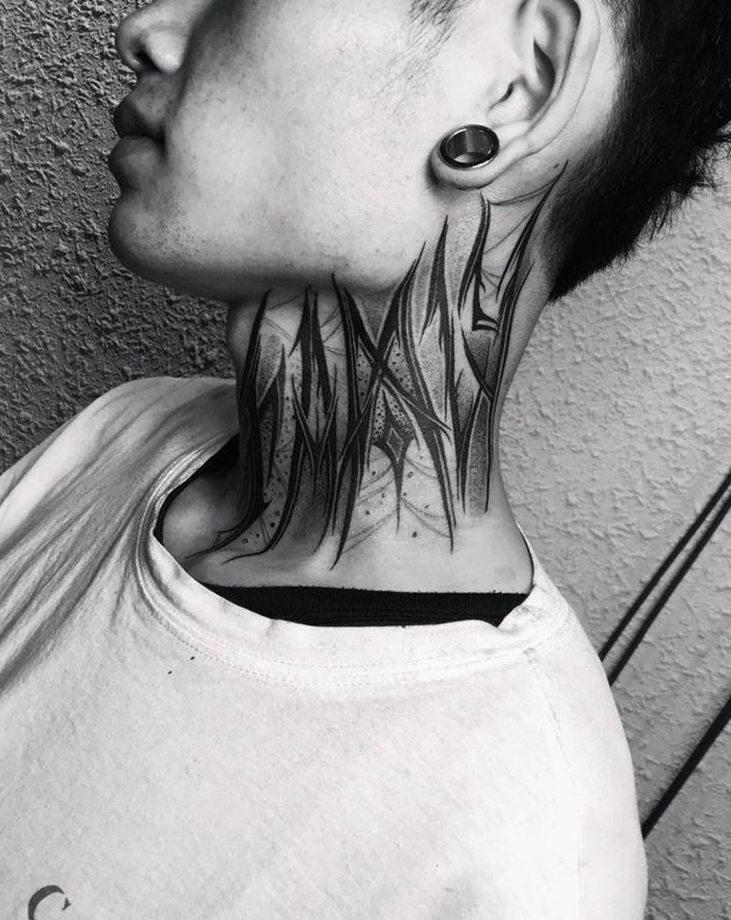 花体纹身图片_颈部纹身图案