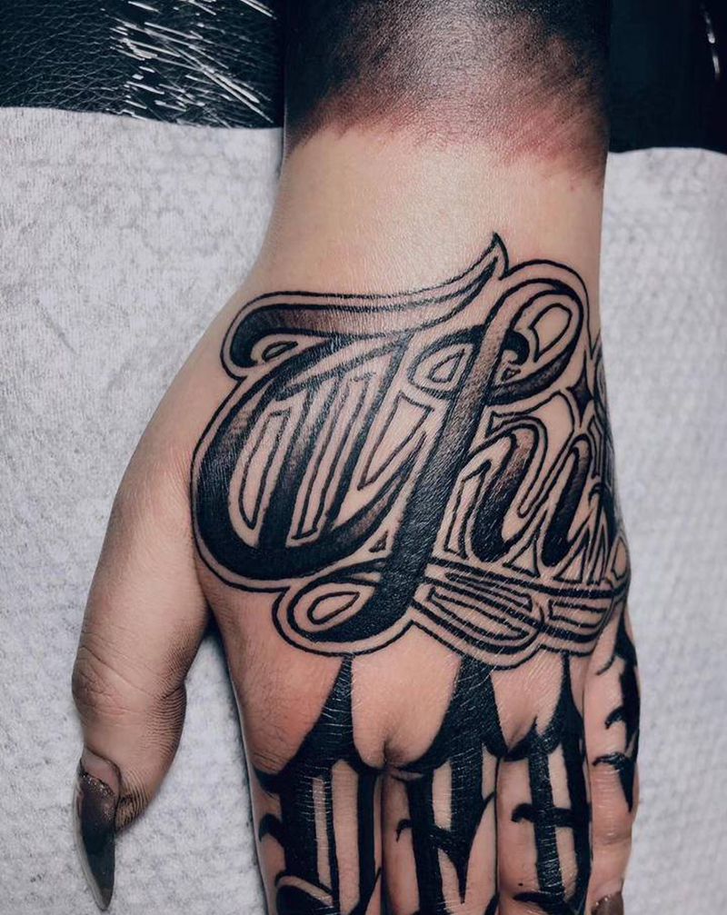 大蜜纹身图片_手部花体字纹身图案