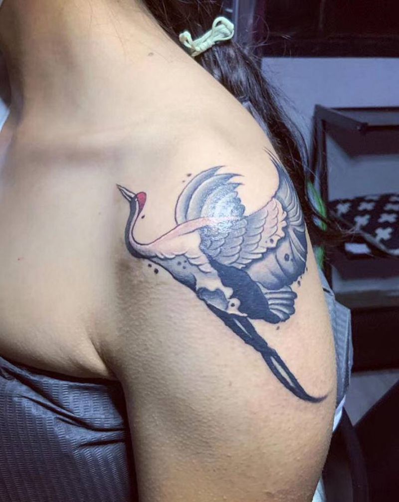 仙鹤纹身图片_肩部水墨纹身图案