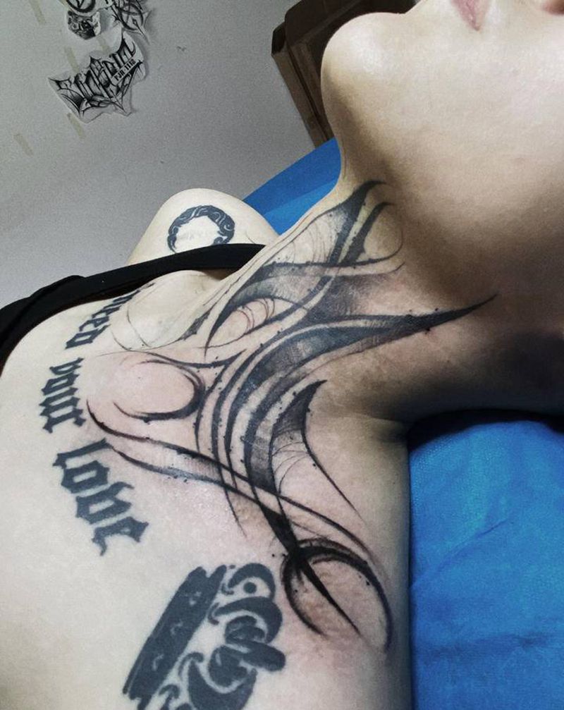 包脖子未完成纹身图片_颈部纹身图案