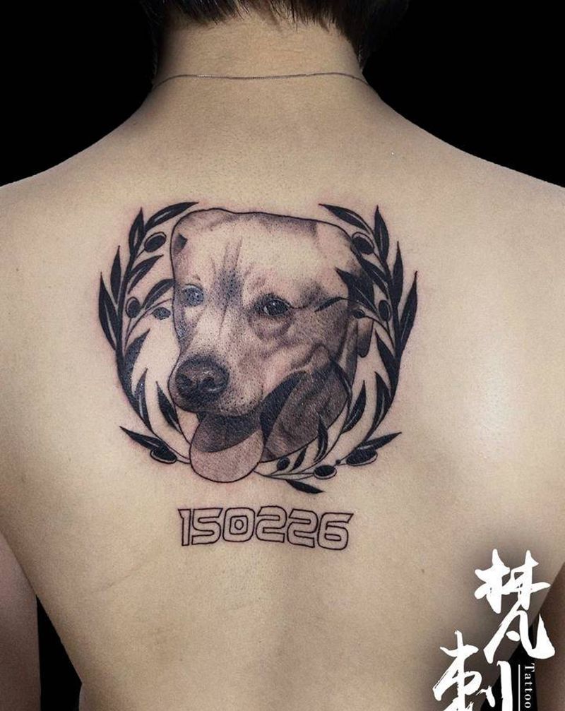 客人家的狗狗纹身图片_背部纹身图案