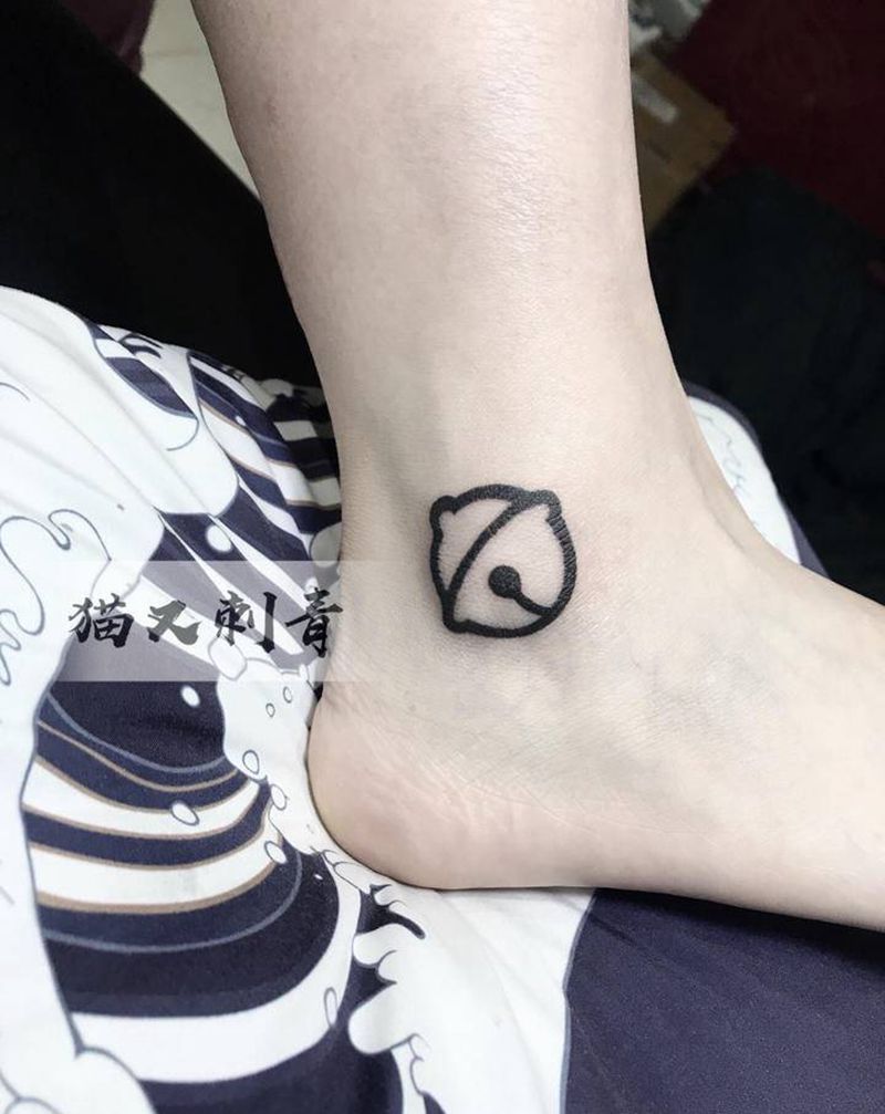 哆啦A梦纹身图片_脚部纹身图案