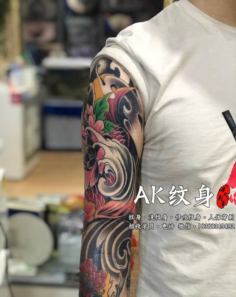 鲤鱼艺伎花臂纹身图片_手臂新传统老传统纹身图案