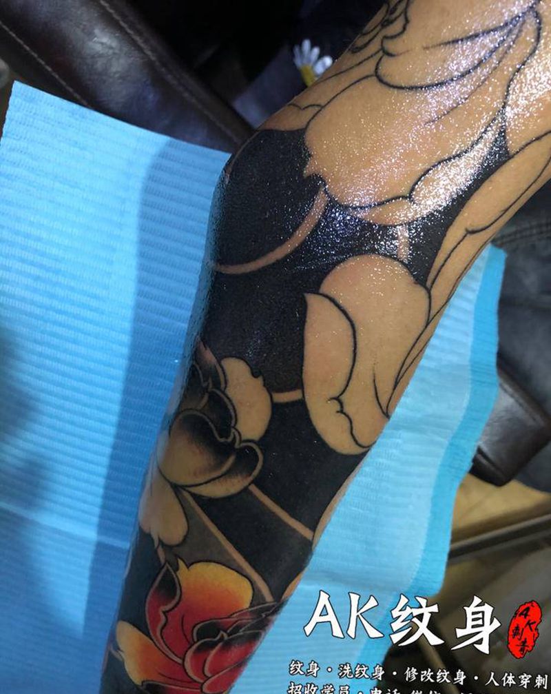 传统莲花花臂纹身图片_手臂老传统新传统纹身图案