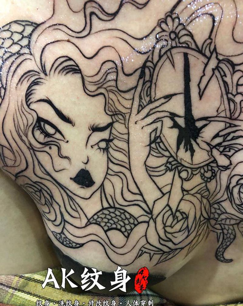 美杜莎花胸纹身图片_胸部老传统新传统纹身图案