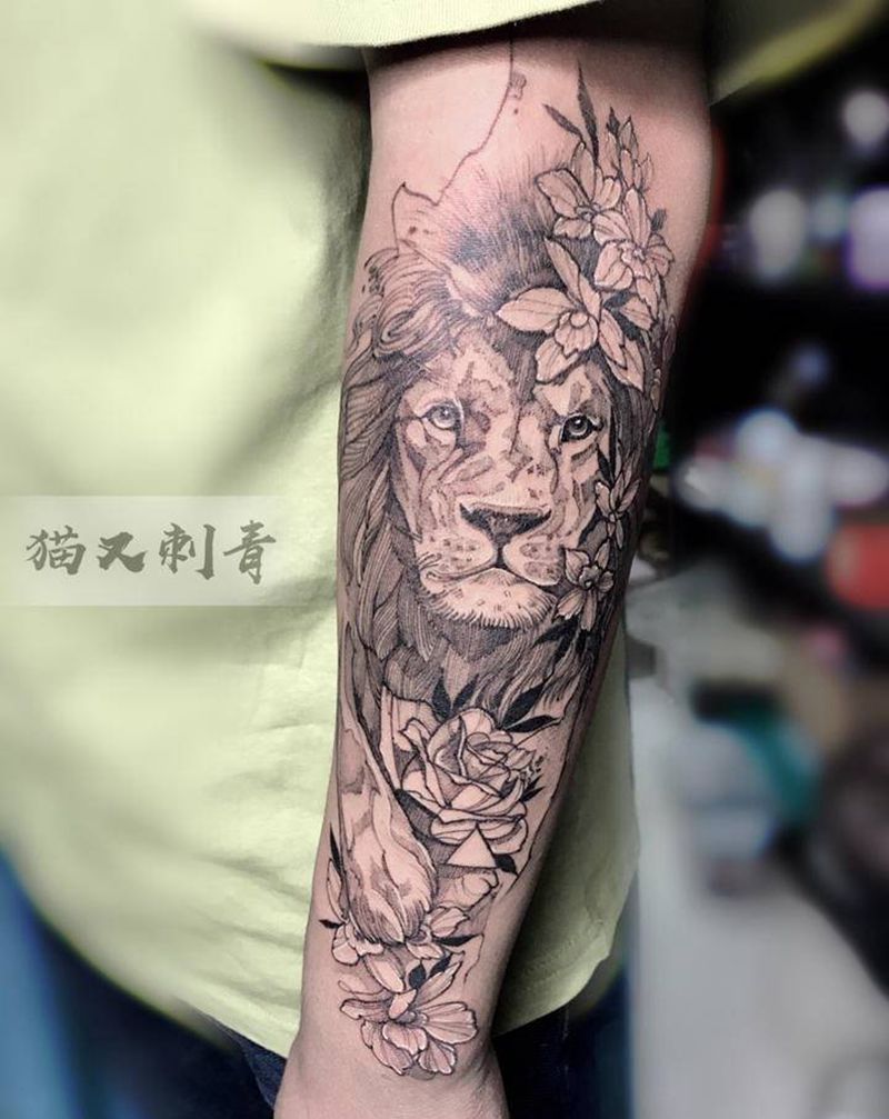 狮子纹身图片_手臂点刺纹身图案