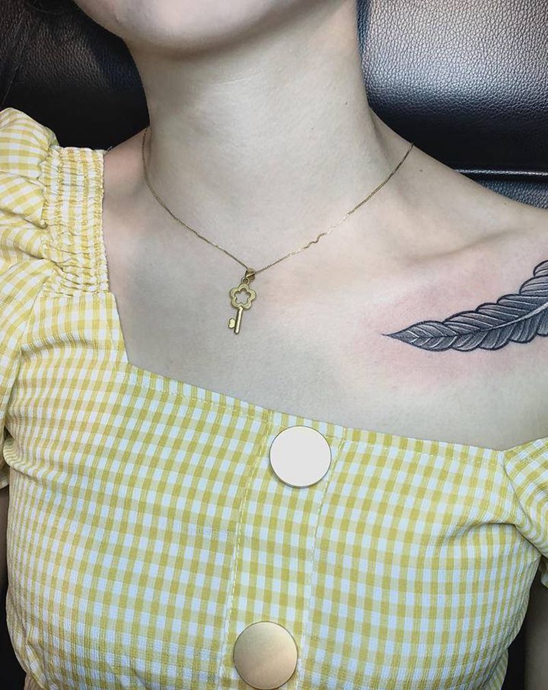 羽毛纹身图片_肩部Old School纹身图案