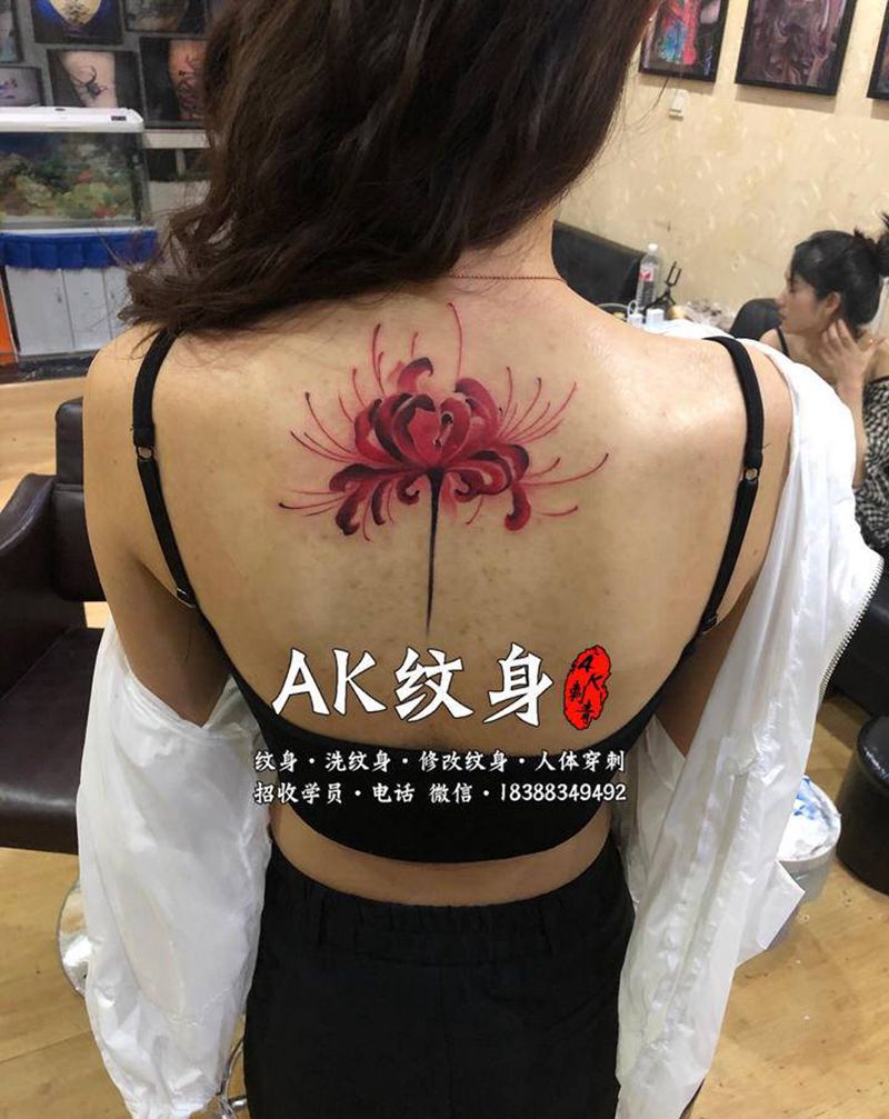 美女的彼岸花纹身图片_背部老传统新传统纹身图案