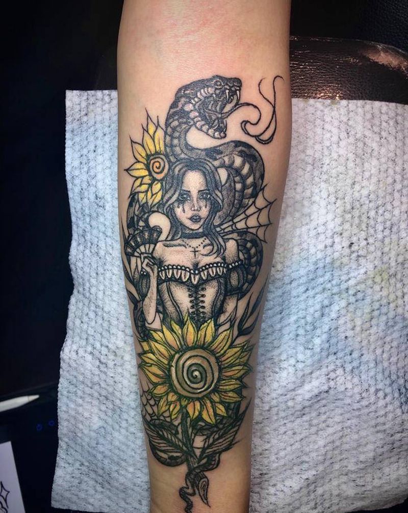玉淑纹身图片_手臂点刺蛇向日葵肖像纹身图案