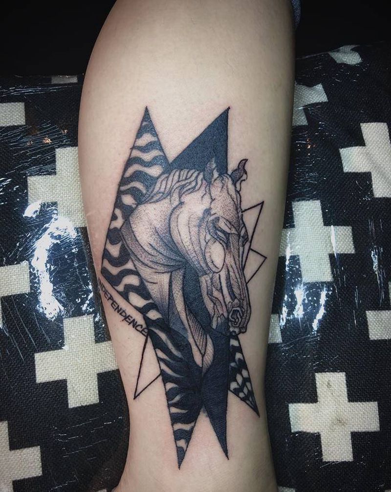 几何马纹身图片_脚部几何马纹身图案