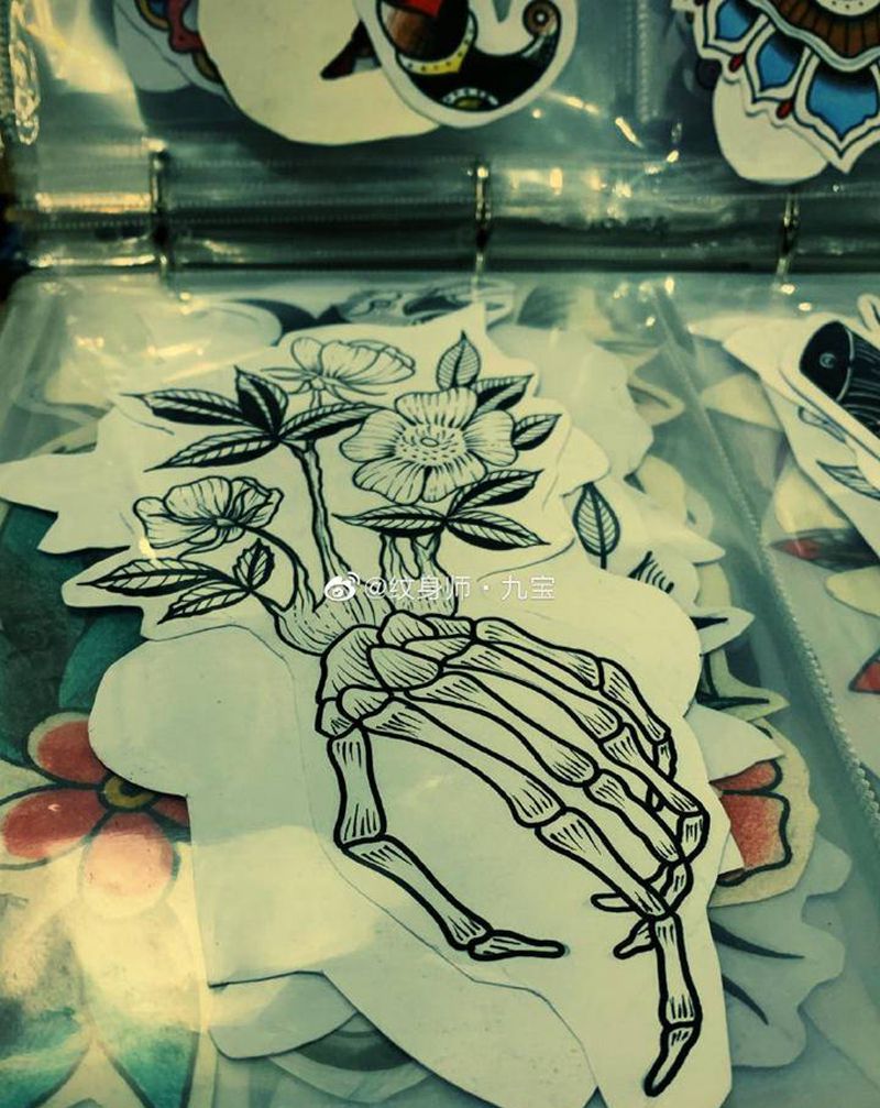 荼靡之花·向死而生纹身图片_手臂手部Old School老传统骷髅花手骨纹身图案