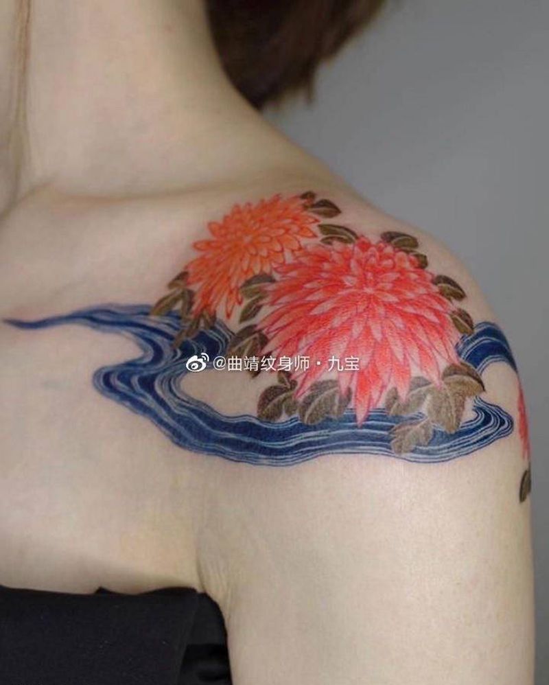 菊与水纹身图片_肩部背部老传统水墨菊花水流纹身图案