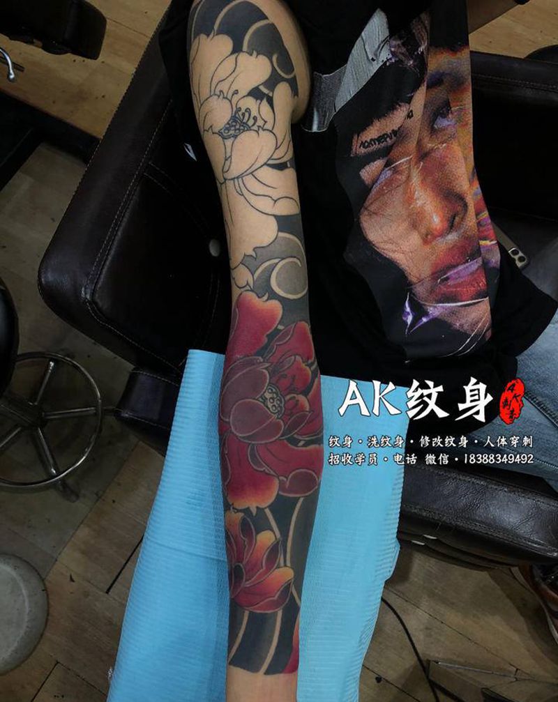 荷花花臂纹身图片_手臂新传统老传统纹身图案