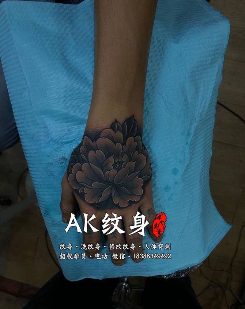 黑灰牡丹纹身图片_手部老传统新传统纹身图案