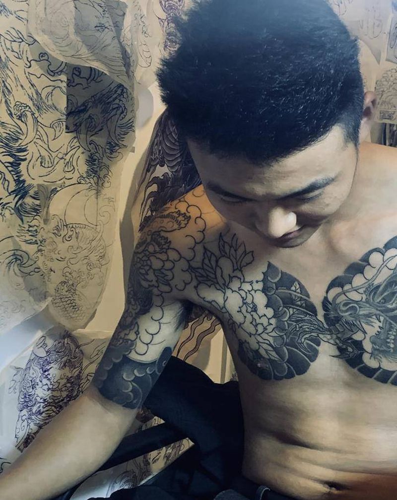 半甲一部分纹身图片_胸部纹身图案