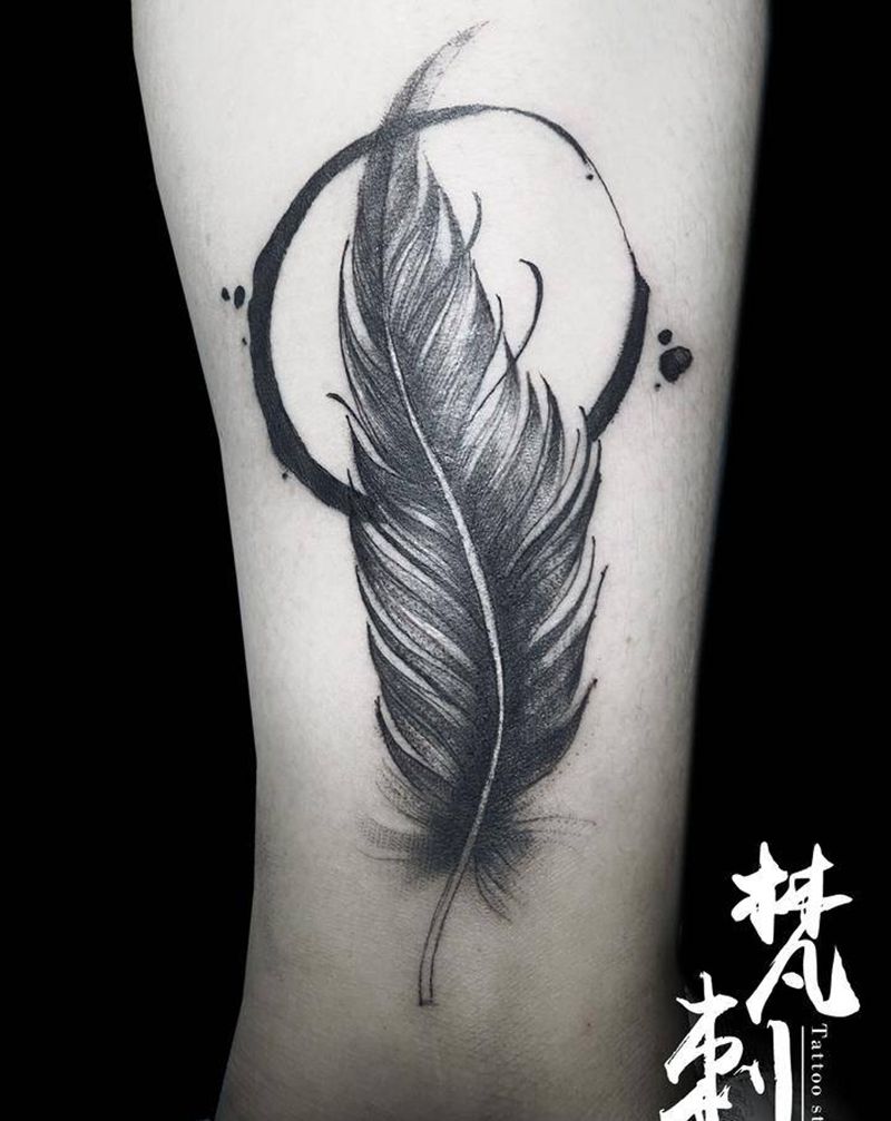 水墨羽毛纹身图片_手臂纹身图案