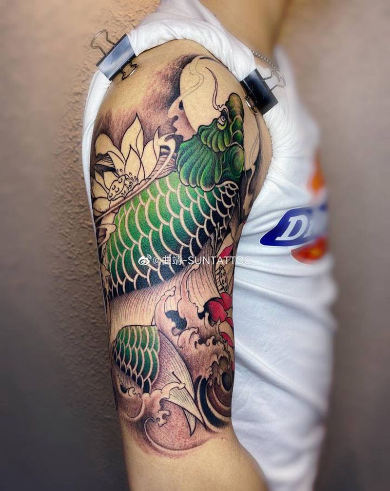 大臂锦鲤纹身图片_手臂新传统纹身图案
