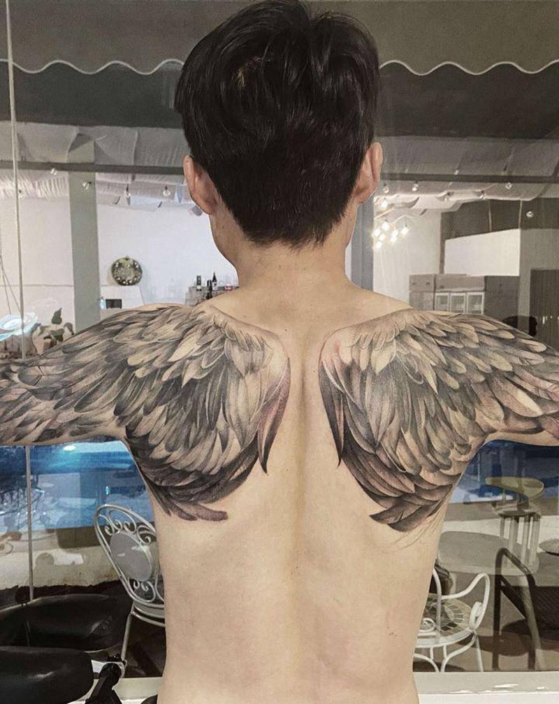 大翅膀一枚纹身图片_背部纹身图案