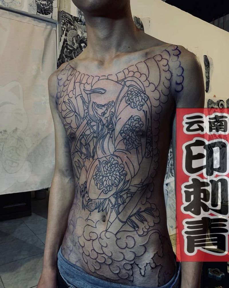 前胸纹身图片_胸部腹部老传统纹身图案