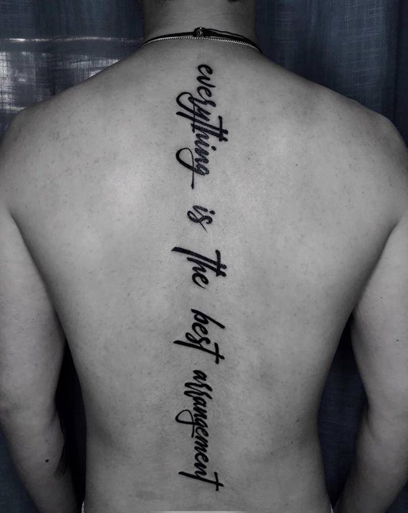 脊椎花体纹身图片_背部花体字纹身图案