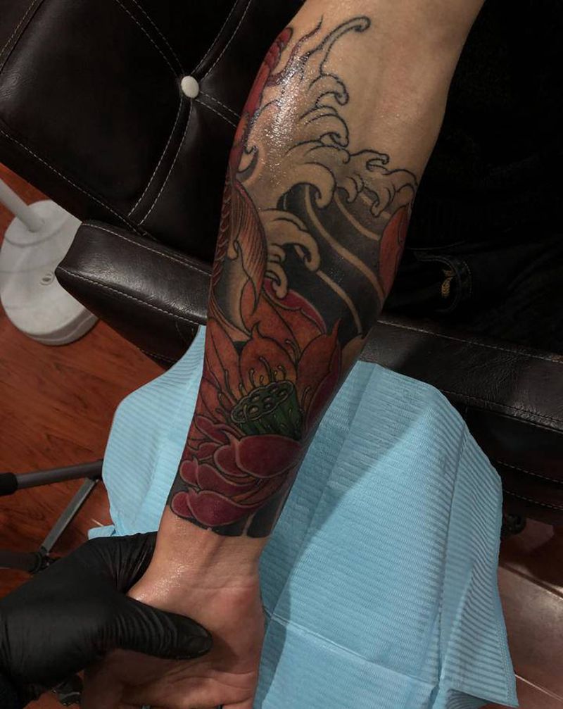 莲花鲤鱼纹身图片_手臂新传统老传统纹身图案