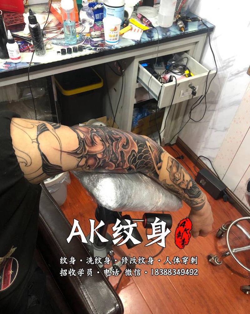 般若鲤鱼花臂进度纹身图片_手臂老传统新传统纹身图案