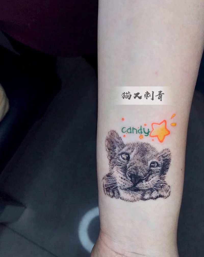 小狮几纹身图片_手臂点刺纹身图案