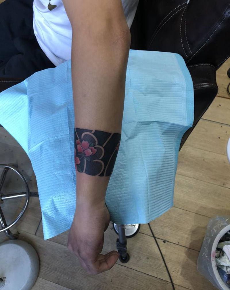 手环遮盖以前的文字纹身图片_手臂新传统老传统纹身图案