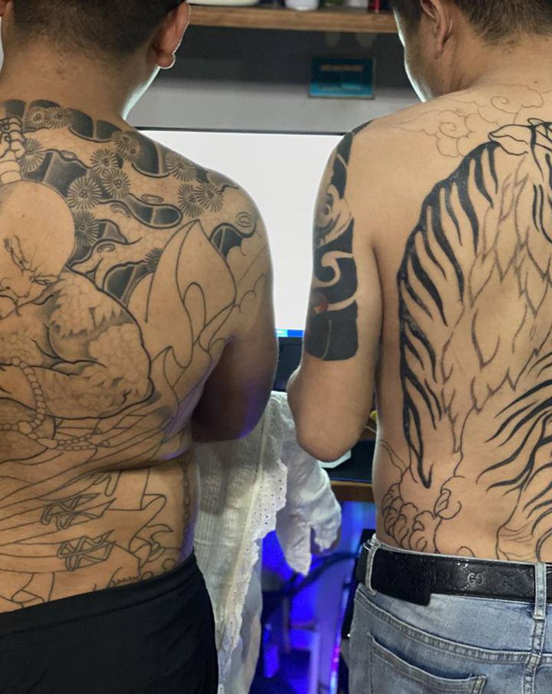 招募模特纹身图片_背部纹身图案