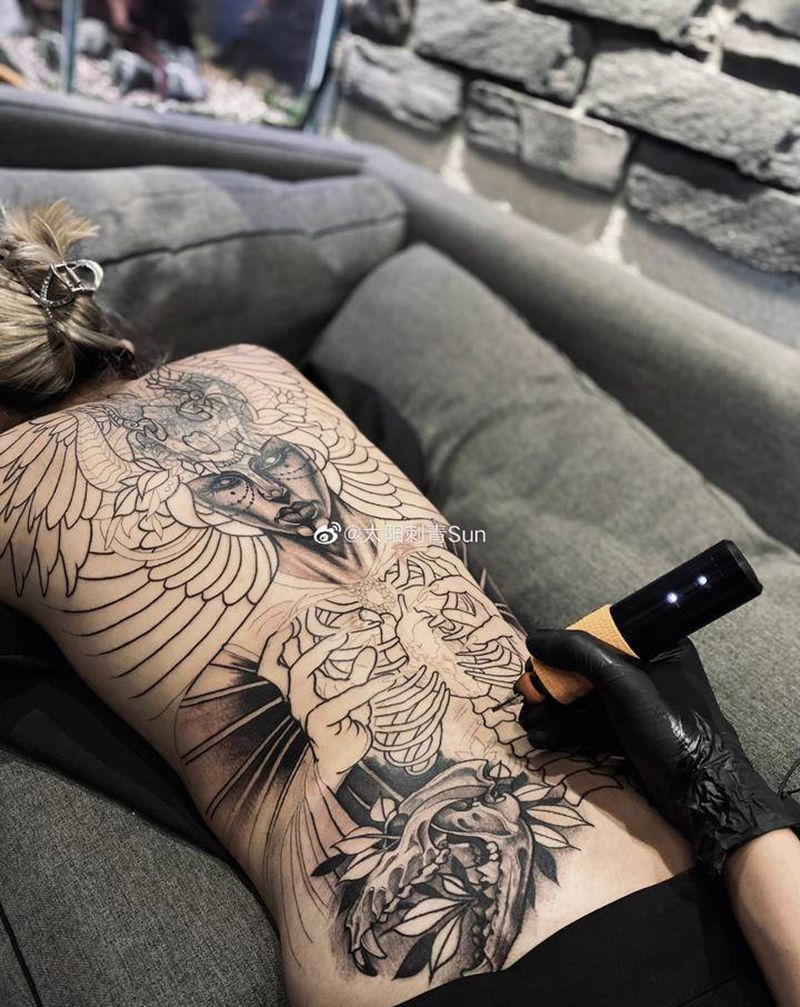 满背女巫未完纹身图片_背部欧美写实纹身图案