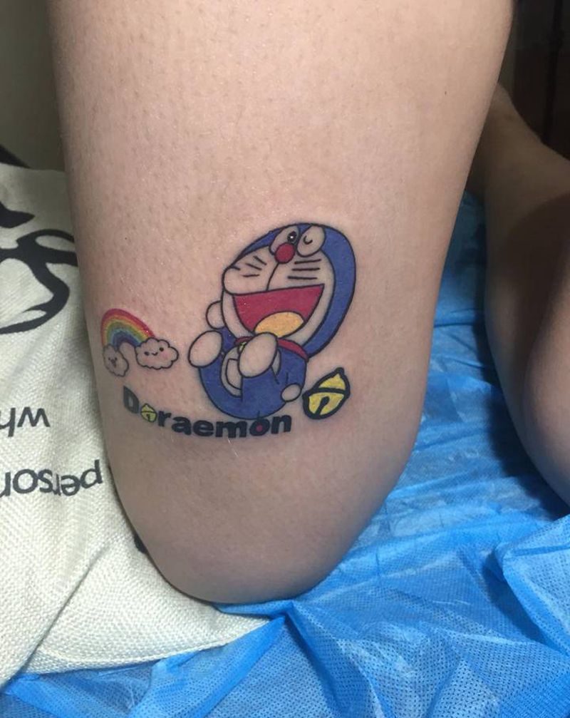 哆啦A梦纹身图片_腿部纹身图案