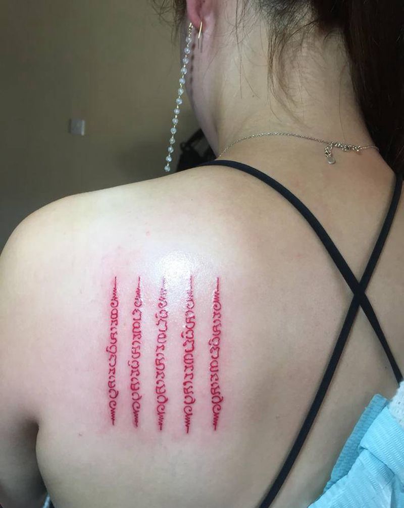 刺符纹身图片_肩部纹身图案