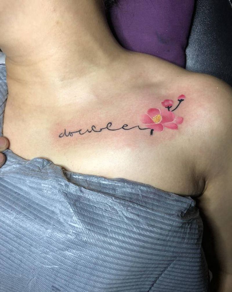 小花一下朵纹身图片_胸部水彩花体字纹身图案