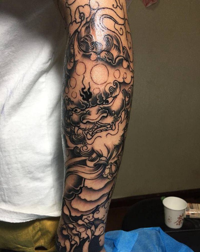 唐狮黑灰纹身图片_手臂新传统纹身图案