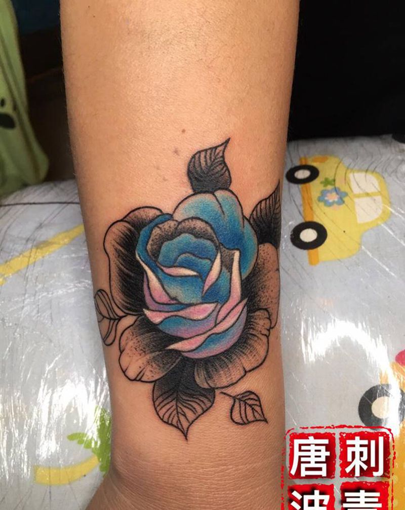 玫瑰花纹身图片_手臂欧美写实纹身图案