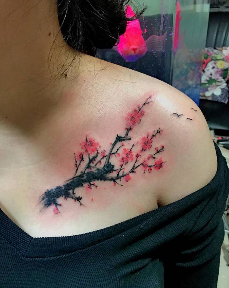 梅花遮盖纹身图片_胸部肩部纹身图案