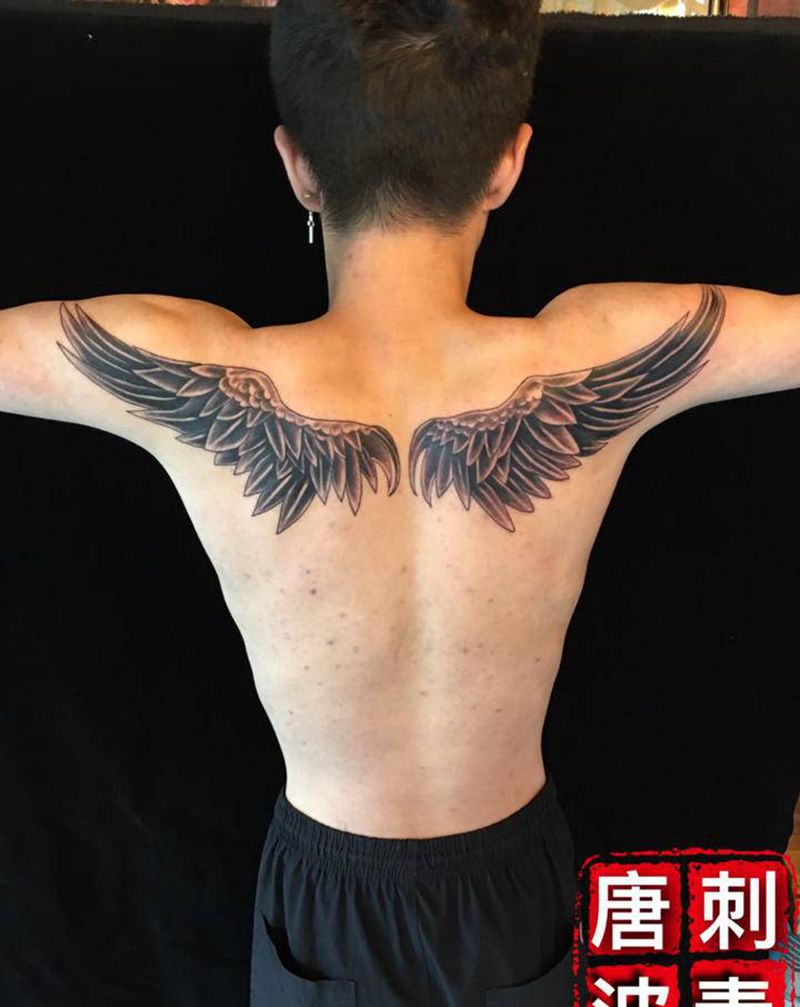 翅膀纹身图片_背部新传统纹身图案