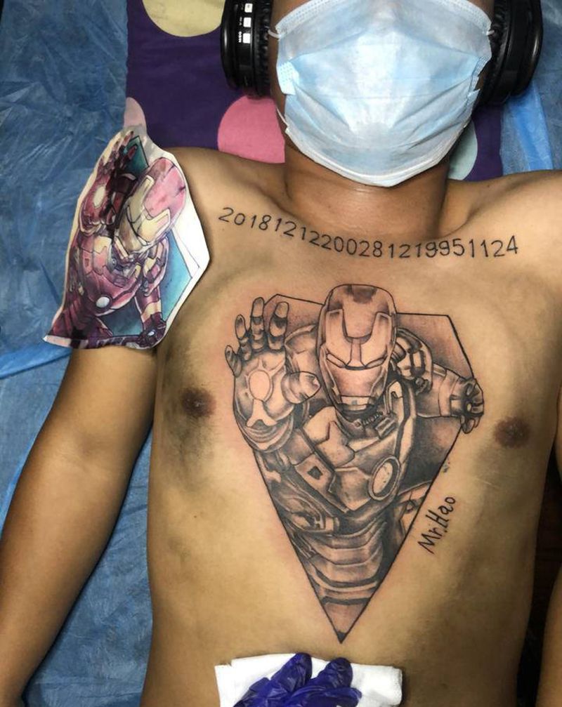 钢铁侠纹身图片_胸部Old School纹身图案
