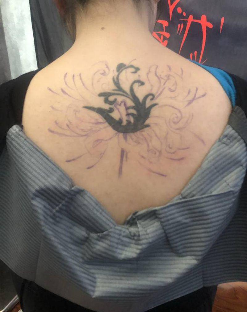 彼岸花纹身图片_胸部水墨修改纹身图案