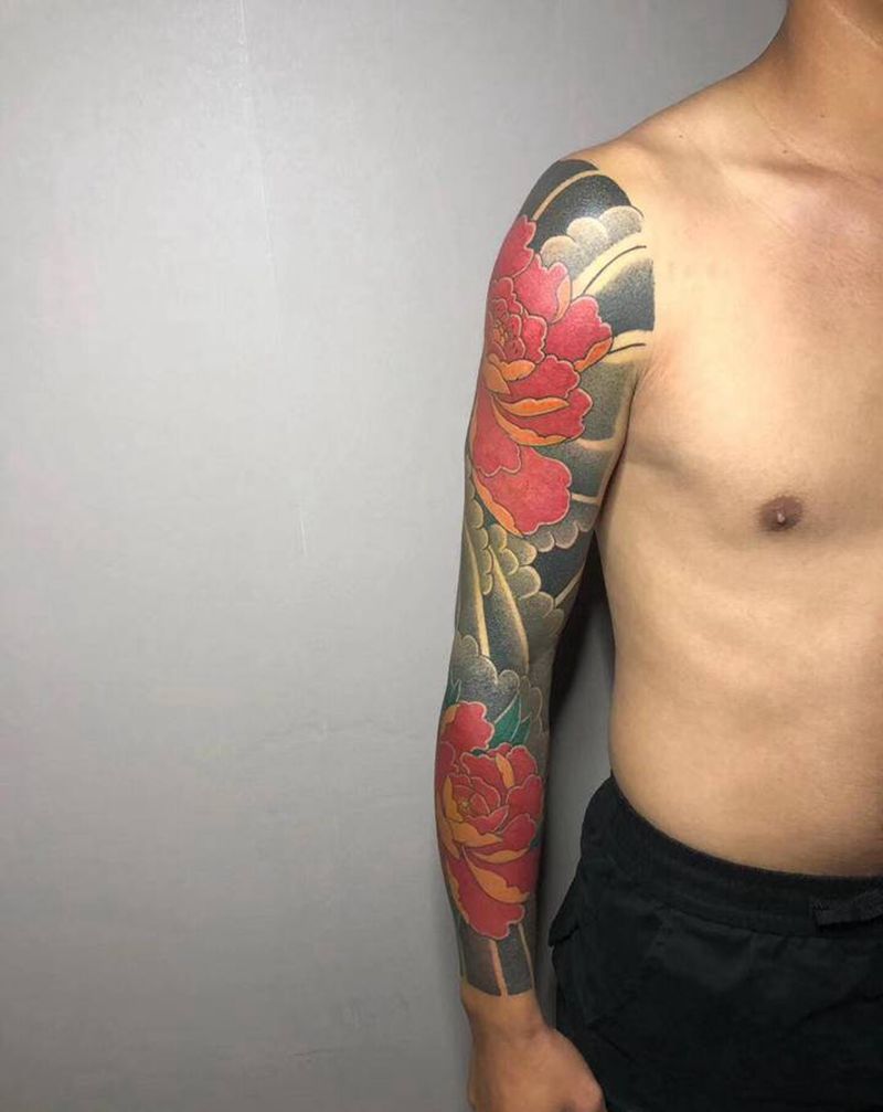 传统牡丹单针打雾纹身图片_手臂老传统点刺纹身图案