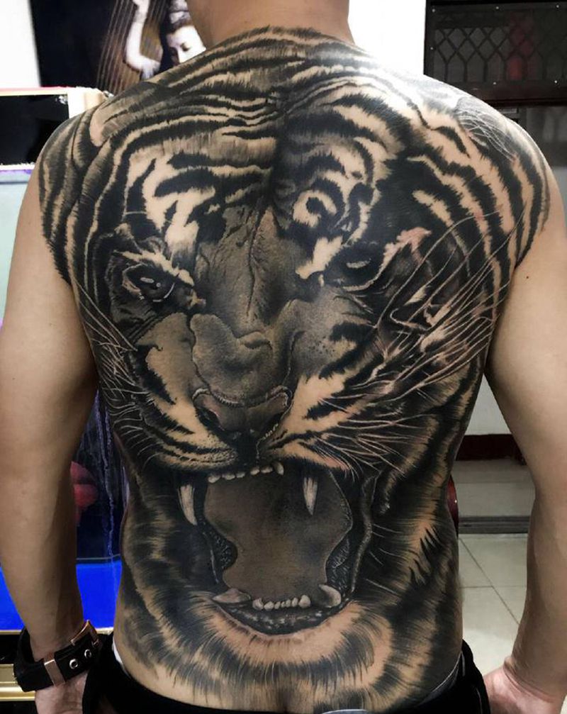 满背老虎……纹身图片_背部欧美写实纹身图案