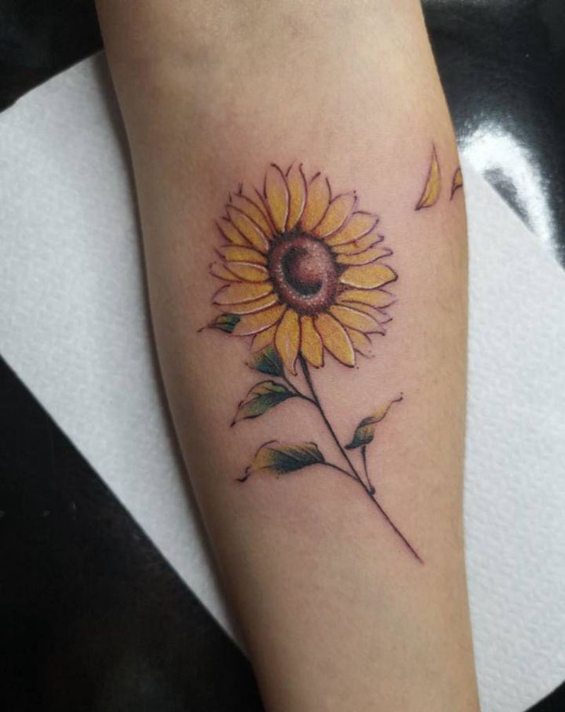 向日葵纹身图片_胸部纹身图案